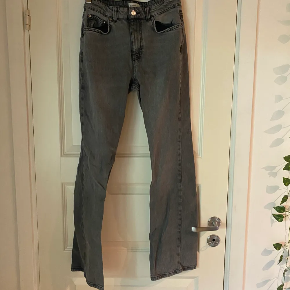 Så fina jeans men är lite kortare än vad jag hade tänkt mig, skriv bara för fler bilder eller frågor!!💕. Jeans & Byxor.