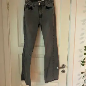 Så fina jeans men är lite kortare än vad jag hade tänkt mig, skriv bara för fler bilder eller frågor!!💕