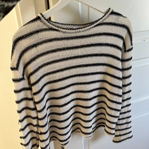 Randig stickad tröja - Superfin tunn stickad tröja från zara. Inga tecken på användning. Skriv för fler bilder eller frågor 💓