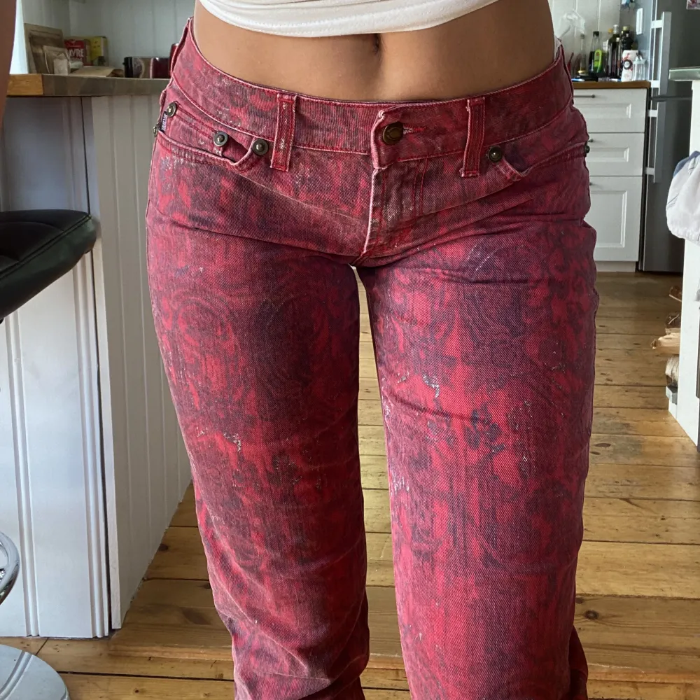 Röd bräckliga lågmidjade jeans från Just Cavalli. Midjemåttet är 79cm och innerbenslängden är 80cm.. Jeans & Byxor.