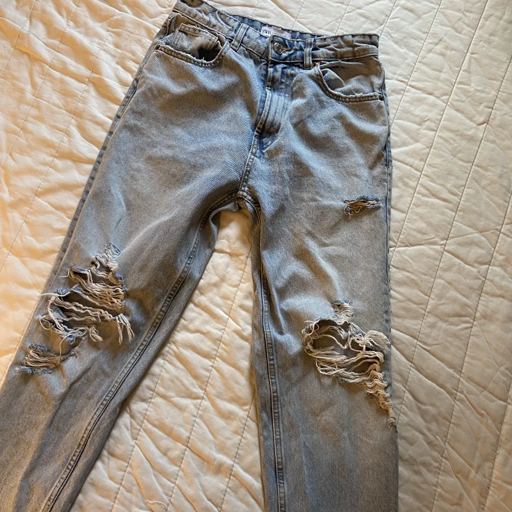 Jättefina ljusblåa mom jeans med hål  från Zara, strl 38. Köptes här på plick men tyvärr för små för mig. Ser ut å känns som nyskick! . Jeans & Byxor.