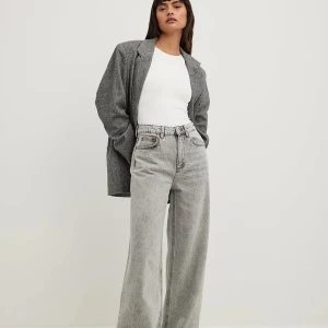 Gråa high waist jeans - Gråa high waist jeans, storleken på byxan har försvunnit men gissar i storlek S. Hittade inte exakt bild på hur byxan såg ut så, men hittade liknande. Pera Group Junkyard byxor. Tvättar innan jag postar. Hör av er vid intresse 😊