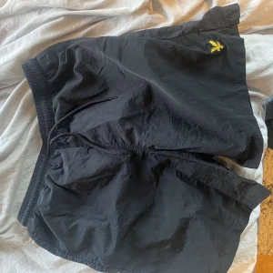 Badbyxor lyle&scott - Svarta badbyxor, aldrig använda storlek XL men snarare som M-L 