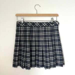 Rutig kjol från H&M i storlek 38.  Blixtlås och knapp på sidan av kjolen. I toppen skick!  
