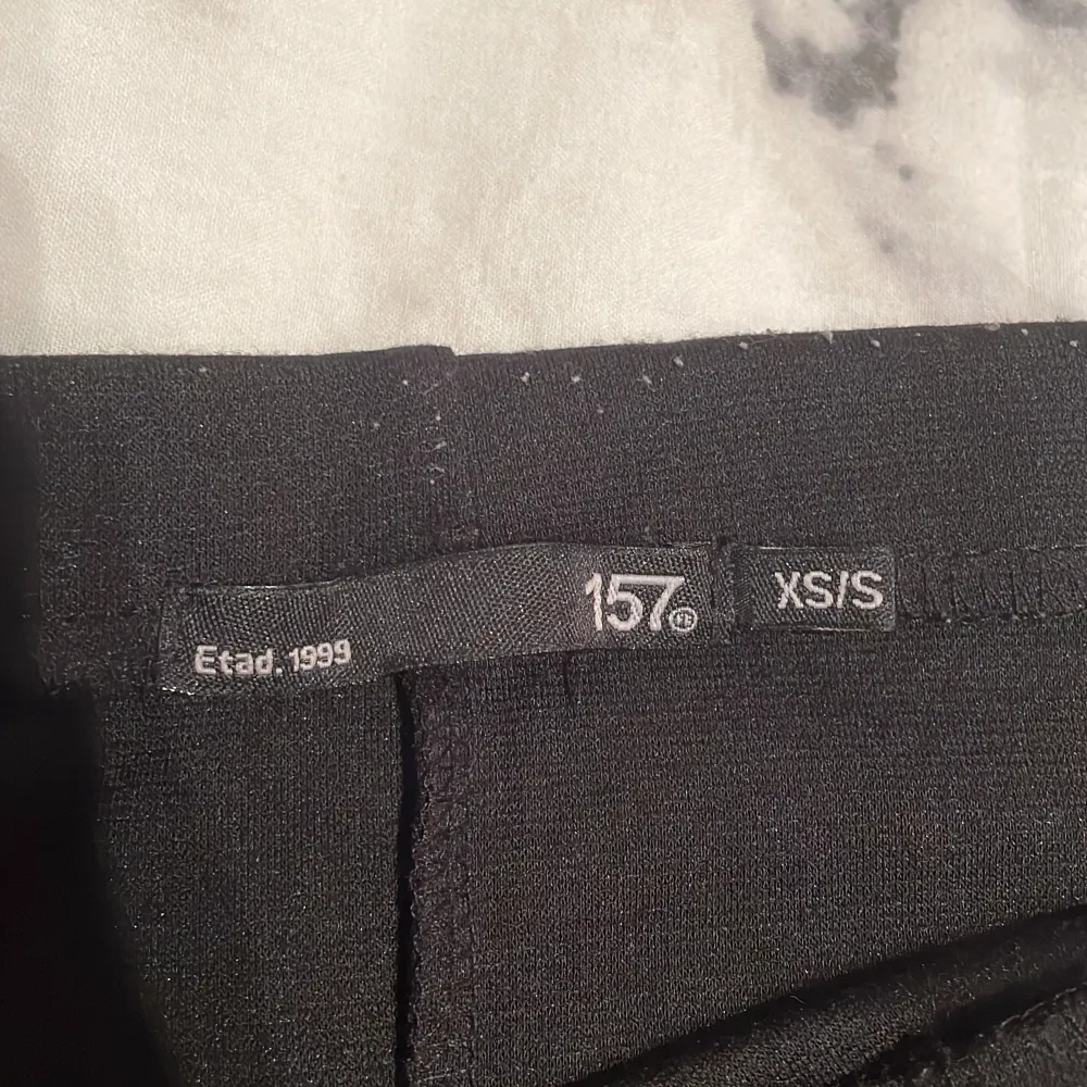 Svart kjol från Lager 157 i storlek XS/S. Kjolar.