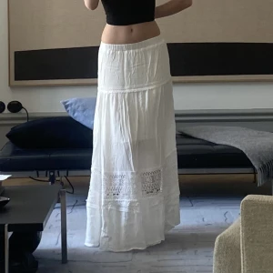 Långkjol - Högsta bud: 360kr, köp direkt för 400kr.💕Superfin somrig långkjol. Längd 99,5 cm. Aldrig använd.✨