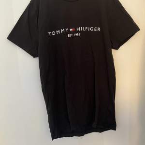 T-shirt från Tommy Hilfiger.  Använd 1 gång, storlek S.  Svart 