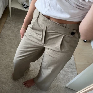 Byxor - Aldrig använda eleganta byxor från Zara som är lite för korta för mig (177). Passa på att köpa nu då jag flyttar utomlands på onsdag!! Allt ska bort ⚠️⚠️