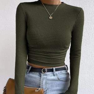 Grön långärmad tröja från Shein. Är mer mossgrön i verkligheten (snyggare irl enligt mig) Säljer den då den var för liten för mig, jag har L vanligtvis. Denna passar mer S/M. Annars bra kvalité! Har en likadan i större storlek & är väldigt nöjd med den!