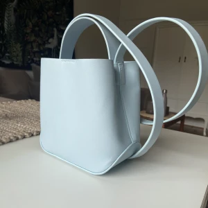 Blå väska - Fin väska i blåpastellfärg. Använd 1 gång och har inga defekter 💙