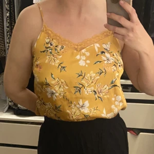 Linne ”silke/satin” - Gult linne med mönster i satin/silkesliknande material. Storlek 40/42 och reglerbara axelband.  Klädesplagget finns i Ursvik, Sundbyberg om du vill hämta upp den.