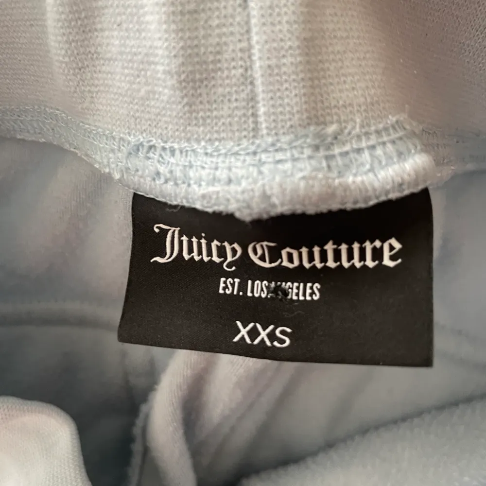 säljer mina juicy couture byxor för att dem andväns inte mer.Dom är lite för korta på mig och jag är 167cm lång.Dem har andvänds max 10 gånger.Byxorna är i storlek Xxs. Jag står för frakten. Jeans & Byxor.