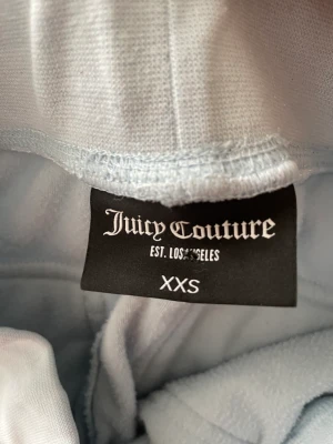 juicy Couture byxor - säljer mina juicy couture byxor för att dem andväns inte mer.Dom är lite för korta på mig och jag är 167cm lång.Dem har andvänds max 10 gånger.Byxorna är i storlek Xxs. Jag står för frakten