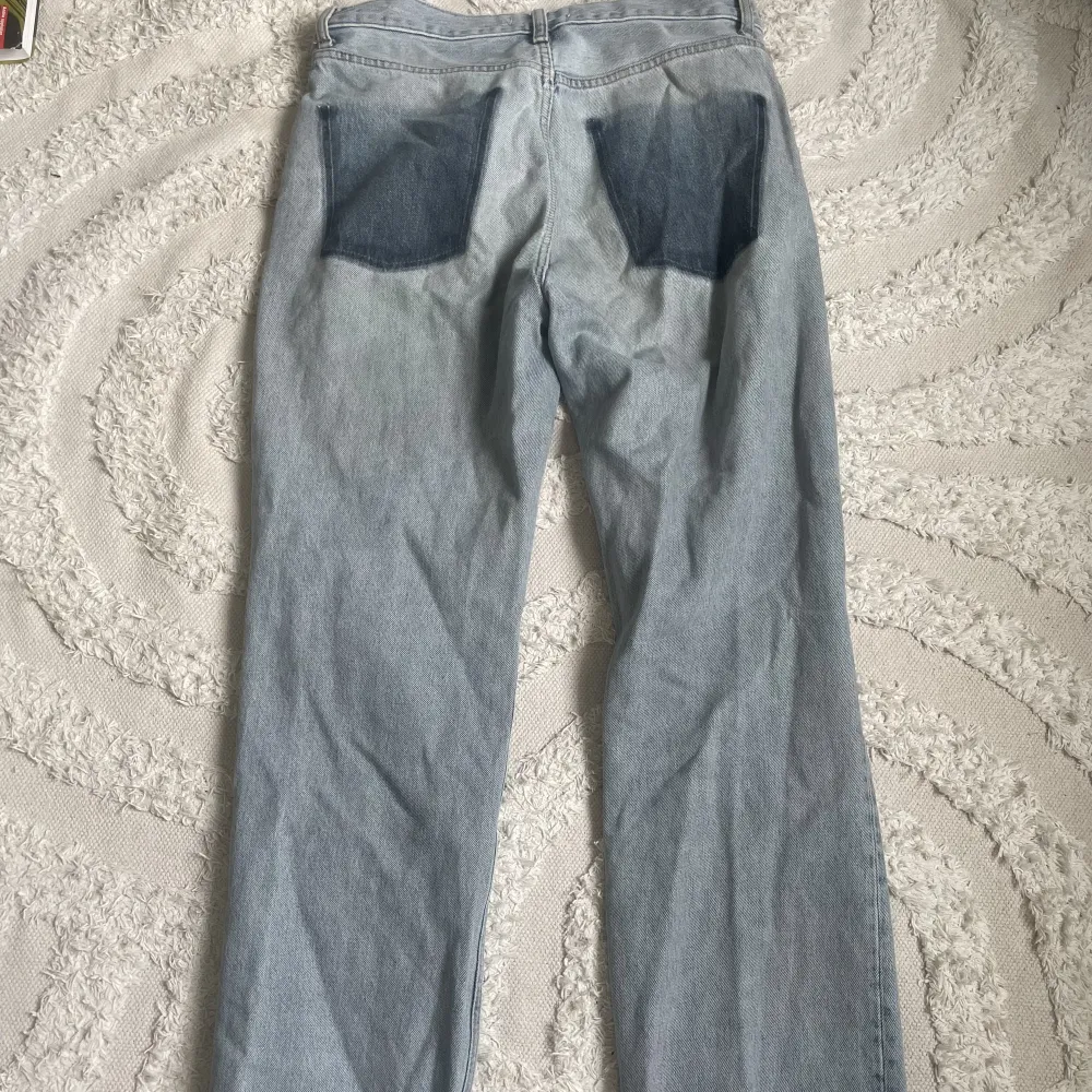 Jättecoola midwaist bootcut/raka jeans från zara! . Jeans & Byxor.