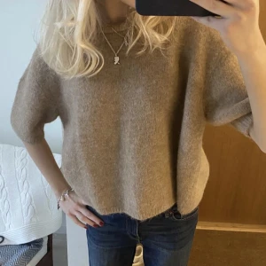 Stickad kortärmad  - Populär stickad kortärmad från Lindex i storlek S! Jätte fint skick, endast intressekoll❤️vill se vad jag kan få!