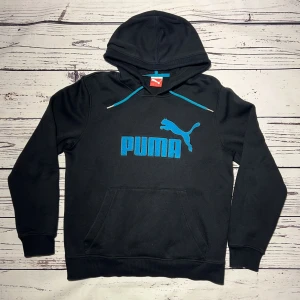 Puma Hoodie Svart - Märke: Puma Typ: Hoodie Färg: Svart Kroppstyp: Unisex Skick: Mycket Bra   Sparande av miljö  30x  lägre utsläpp jämfört med ny vara Sparat vatten ca 3950 liter Sparat CO2 ca 6.8 kg