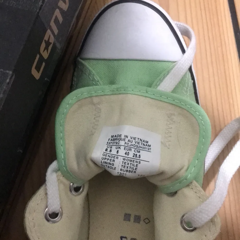 Ett par ljusgröna converse skor som jag köpte här på plick i oanvänt skick, men de kommer aldrig till användning. Originalförpackningen finns om den önskas att skickas med 💚Skriv vid frågor 🙃 Använd köp nu, eller skriv vid köp 😋💗. Skor.