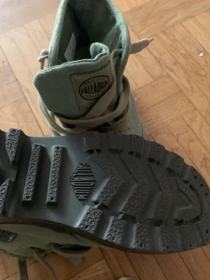 Palladium  - Palladium sko bara använda ett par gånger.