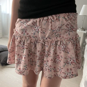 Kjol - Superfin sommarkjol! Perfekt till sommaren❣️❣️ I storlek Xs men passar även S och M❤️ Inga defekter!!