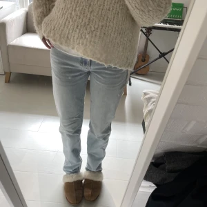 Low straight jeans - Säljer dessa populära lågmidjade jeansen från Gina tricot! Köpta för 499 kr och de är i jättefint skick, lite slitna längst ner på benen men utöver det inga defekter. Dm för fler bilder 💞