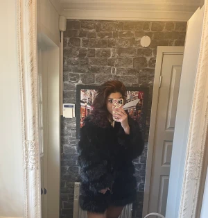 Snygg pälsjacka  - Hej!   Jag säljer denna pälsjacka från chiquelle som inte säljs längre pga viktminskning. Har endast använt den en gång. 