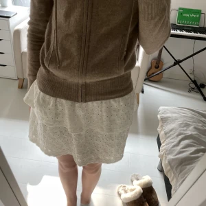 Volangkjol - Jättefin vit volangkjol från pieces! Superfint skick, inga defekter. Dm för fler bilder 💞