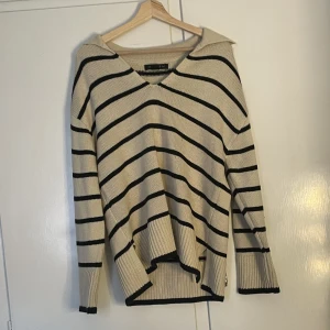 Stickad tröja - Stickad tröja i storlek L. Knappt använd från new yorker.