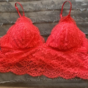 Bh topp - Säljer denna jätte gulliga och fina toppen, färgen är inte röd utan en jätte gullig rosa. Färgen fångas inte upp på kameran, kan fixa fler bilder. Aldrig använd , bara testat. 