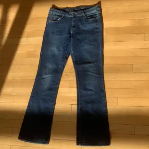 Lågmidjade/midrise jeans i stilen bootcut😘❤️