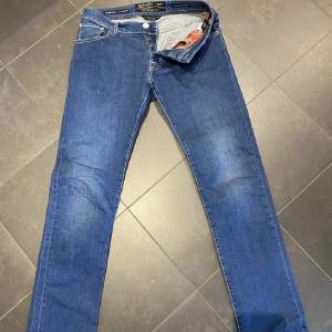 Säljer ett par skit snygga jacob cohen jeans som är 10/10 i skick. Jeansen är i storlek 32 och har inte alls använts mycket. modellen är 662 Hör gärna av er vid frågor eller funderingar. 