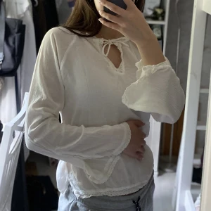 Blus - Fin vit blus i storlek 36 (small), fint skick!