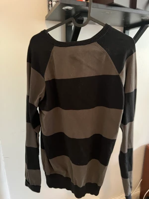 Peak performance  - Snygg peak performance, mycket bra skick, light crew, randig orginal pris: 1000kr