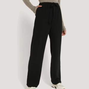 •Helt nya byxor med lapparna kvar  •Ingen stretch  •Heter: Tie Belt Wide Leg Pants, på Na-kd för den som vill veta 