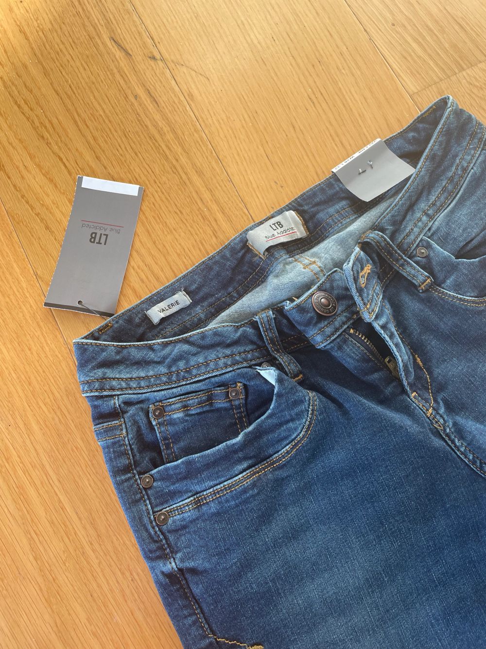 Tvär snygga Low waisted jeans från ltb! De är helt nya dock för stora och nyss ur påsen. Gick inte att retunera:( Lappar o sånt finns kvar och de är i modellen Valerie. . Jeans & Byxor.