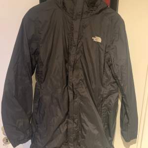 The North Face jacka, storlek är XL men passar som L. Jackan är nästan ny bara använda en säsong.