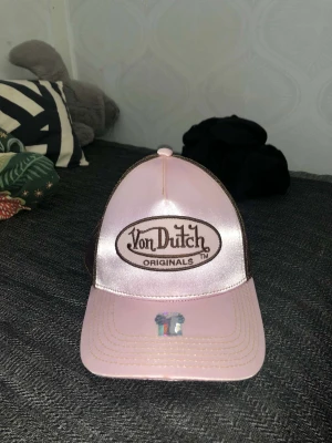 Von Dutch keps - En rosa brun von Dutch keps har köpt den men aldrig använt den helt ny ,pris kna diskuterars