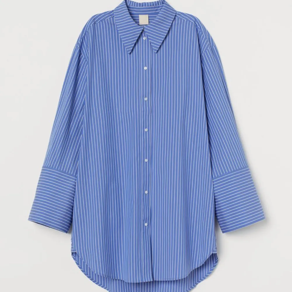 Randig skjorta från H&M, längre modell. Ny med prislapp kvar. Nypris 399kr. ❤️‍🔥 . Skjortor.
