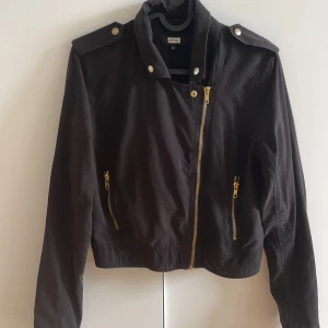 Jacka - Svart jacka i bikerjacka stil 🏍️Något tunt mockamaterial 🏍️Stl M från Bikbok 🏍️ 