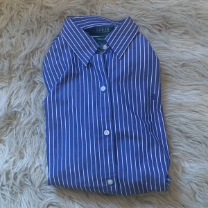Ralph lauren skjorta - Ralph Lauren skorta, sparsamt använd i storlek M. Hör av er vid intresse eller om fler bilder😁