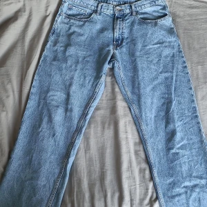 Vailent, V D Skate Loose It. blue - Byxorna är i storlek L, Och är i bra skick eftersom jag inte använt dem särskilt mycket.  Ps. Var inte rädd att ställa frågor!