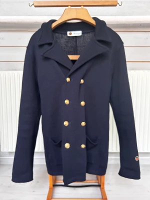 Busnel tröja - Busnel tröja med skepparkavajkänsla storlek 5 enligt dem jag är 180 och den sitter bra på mig brukar bära M och L  Vid frågor hör av er svarar ofta inom en timme  Kika gärna på mina andra annonser