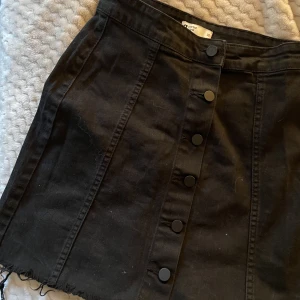 Svart jeanskjol - Jättefin kjol från Gina i storlek 36. Knapparna går att öppna och kjolen  går till mitten av mitt lår (är 167cm)