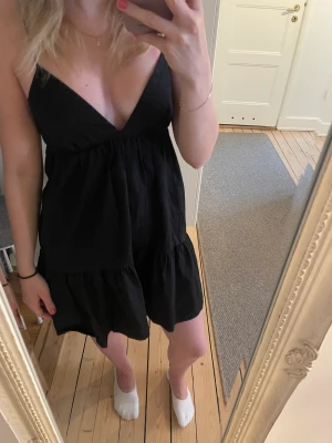 Klänning - Säljer min superfina populära klänning från Zara då den inte kommer till användning längre. Den är endast använd ett fåtal gånger därav väldigt bra skick!