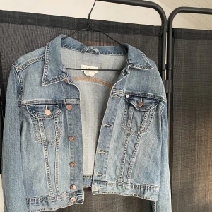 Jeansjacka - Jeansjacka i mer åt de ljusare hållet, 100kr exklusive frakt i storlek S
