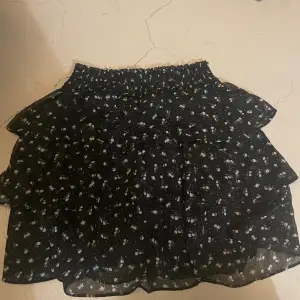 Säljer en jättefin volang kjol ifrån hm! Den är inte rikitgt min stil och kommer aldrig till användning. Har använt den ca 3ggr, skriv om ni vill ha fler bilder hur den sitter på tex!🙌🏼