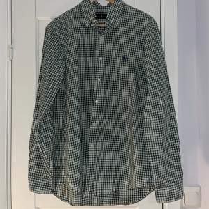 Grönvit rutig Ralph Lauren skjorta. Köpte skjortan förra året och inte använt den en ända gång då den är alldeles för stor. Nypris: 1 500 kr