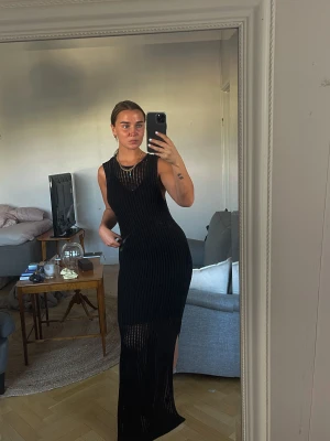 Virkad maxiklänning  - En svart virkad klänning från Massimo Dutti. En slits på vardera sida samt en underklänning. Strl L men liten i storleken, har annars S-M   Superfin och är i nyskick, säljer pågrund av att jag aldrig använt den.   Säljer för 500kr, Nypris 1000kr 