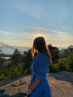 Klänning - En sommardröm från Gina tricot! Tyvärr har ena fästet till bandet lossat lite, finns även ett litet hål som ej syns vid användning + en knapp som lossnat på insidan(inget som inte kan fixas med lite tråd) nypris 599  Priset kan förhandlas vid snabb affär.