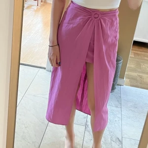 Kjol från pull & bear. Storlek M - Använd 1 gång, köpt förra året. Jag är 1.74 cm 