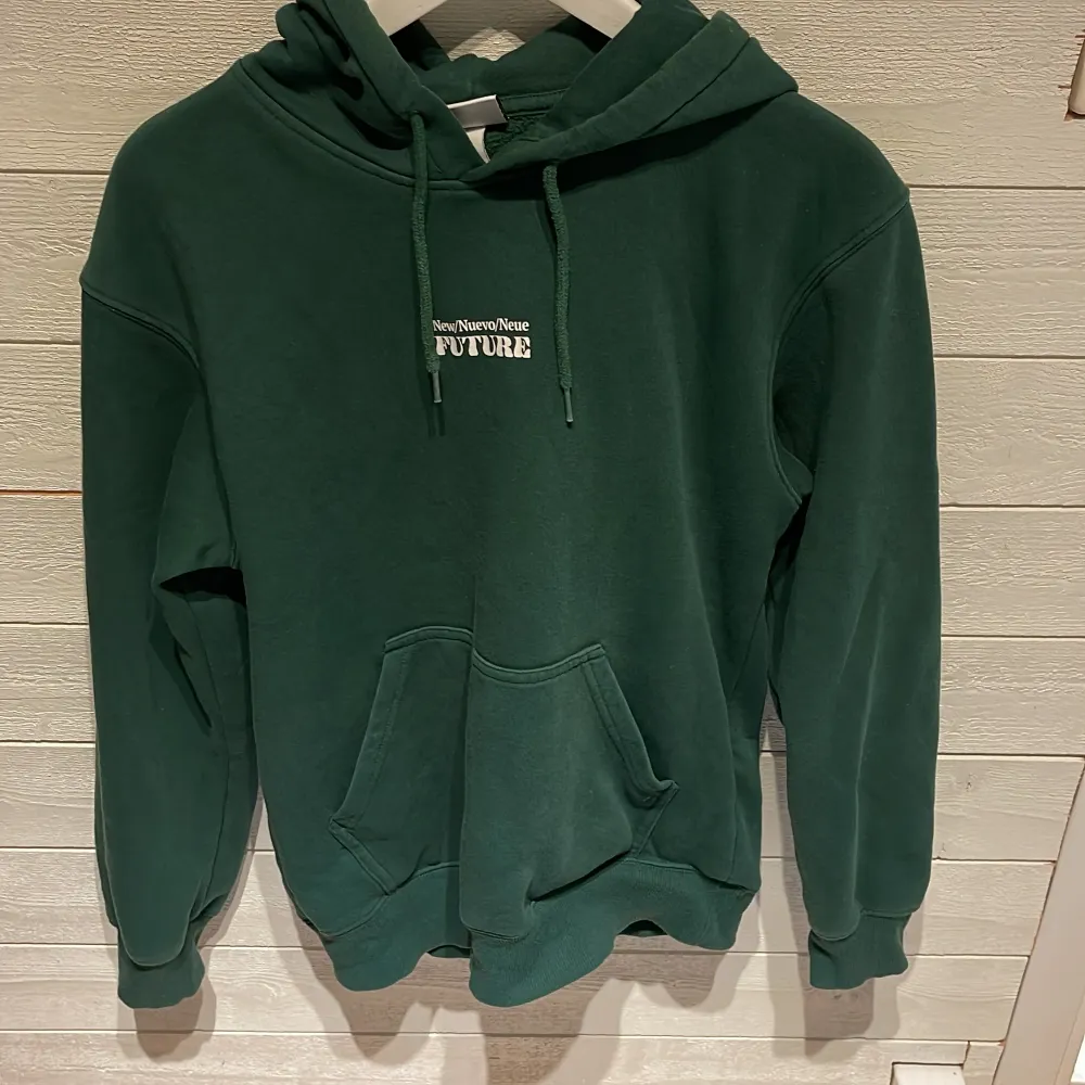Säljer min gröna hoodie i storlek xs den är inte missfärgad bara skevt ljus i bilderna.. Hoodies.